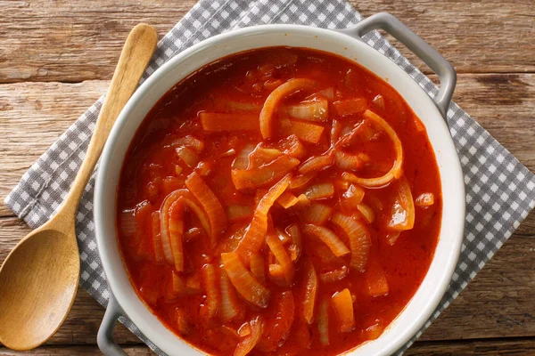 Zelfgemaakte Uiensaus Met Tomaten Knoflook Specerijen Close Een Pan Tafel — Stockfoto