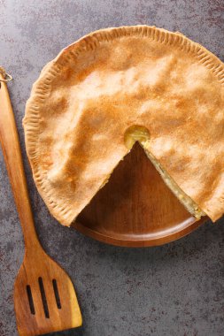 Lancashire peyniri ve soğanlı kısa hamurlu turta, masada bulunan sade bir İngiliz yemeğidir. Yukarıdan dikey üst görünüm