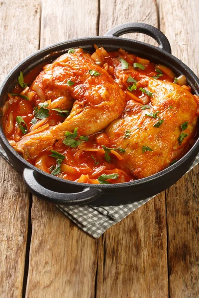 Pernas Frango Assadas Molho Tomate Cebola Close Uma Frigideira Mesa — Fotografia de Stock