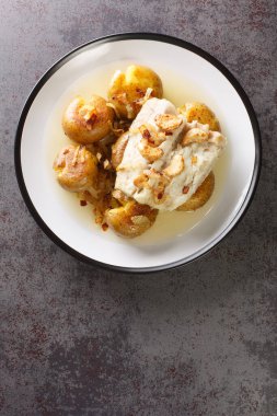 Bacalhau, Lagareiro usulü ızgara tuzlu morina ve zeytinyağı. Masadaki tabakta fırında patatesle servis ediliyor. Yukarıdan dikey üst görünüm