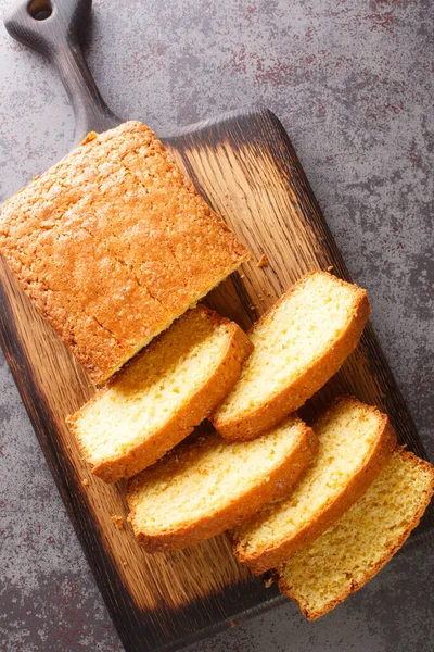 Pain Régulier Gâteau Madère Sur Une Planche Découper Bois Sur — Photo