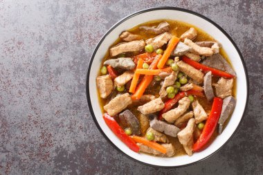 Igado, Filipinler 'de domuz filetosu, domuz ciğeri ve sebzelerden yapılan popüler bir yemektir. Yukarıdan yatay üst görünüm