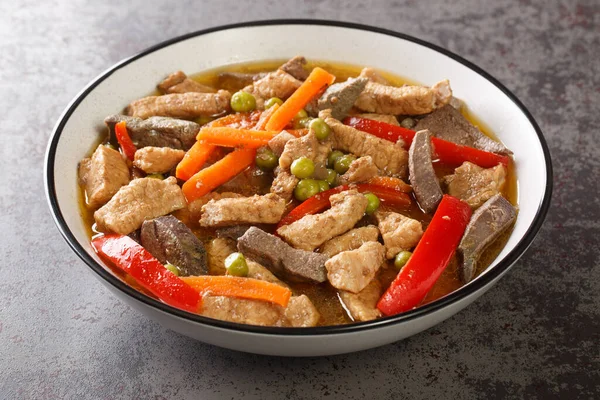 Igado, Filipinler 'de domuz filetosu, domuz ciğeri ve sebzelerden yapılan popüler bir yemektir. Yatay