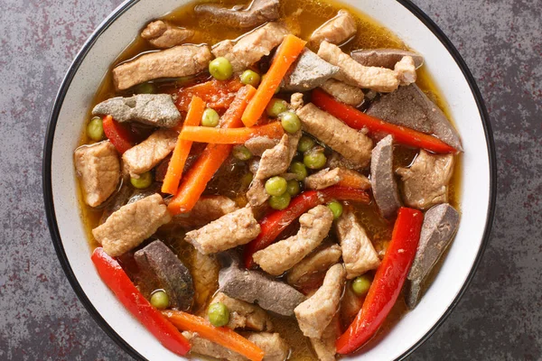 Igado Pork ve Karaciğer Ragout Asya Yemekleri masanın üzerindeki tabakta. Yukarıdan yatay üst görünüm