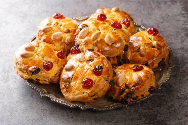 Şişko kerata, tarihsel çim kekiyle yakından ilişkili bir pasta türüdür, masanın üzerindeki tabakta hem lezzetli hem de malzemeli çöreğe benzer bir kek türüdür. yatay