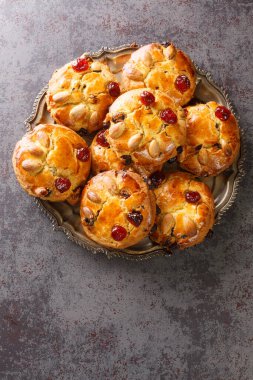 Yorkshire Şişko Kerata üzerine vişne ve masanın üzerindeki tabakta duran bademlerle kaplanmış. Yukarıdan dikey üst görünüm
