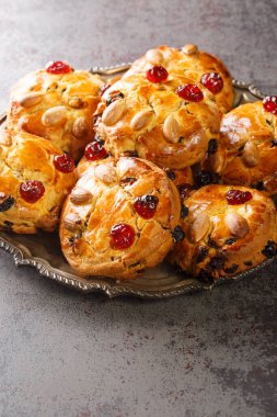 Yorkshire Şişko Serseri 'si, masadaki tabakta yakın plan bir kaya pastası ile çörek arası bir şey. Dikey