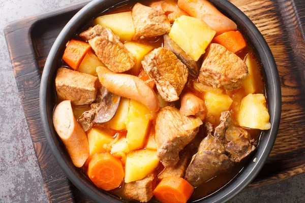 Pork Menudo, domuz eti, ciğer ve sebzelerle pişirilmiş bir tür Filipinli yahnidir. Yukarıdan yatay üst görünüm