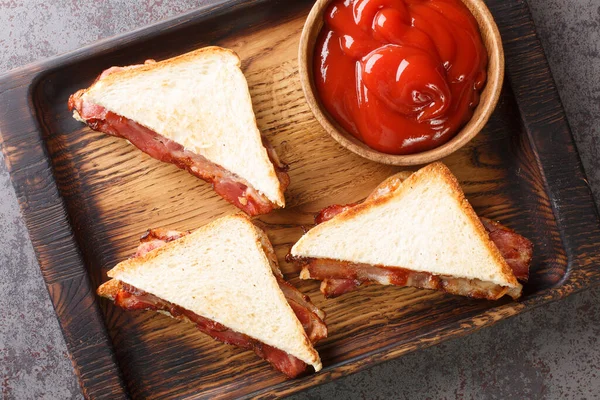 Inglés Bacon Sandwich Primer Plano Bandeja Madera Mesa Vista Superior — Foto de Stock