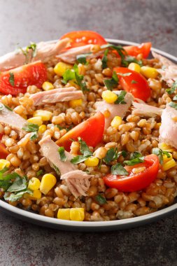 Masada ton balığı, mısır, domates ve otlarla kaynatılmış. dikey