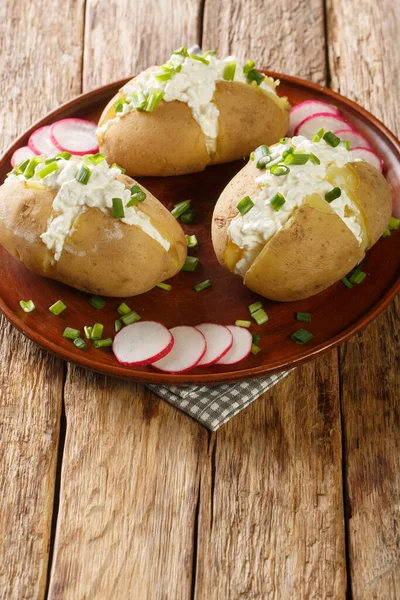 Kartoffeln Hülle Und Füllung Mit Gesalzenem Quark Und Grünen Zwiebeln — Stockfoto