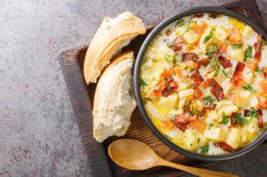 Sebzeli kremalı çorba ve masada yakın plan domuz pastırması. Yukarıdan yatay üst görünüm