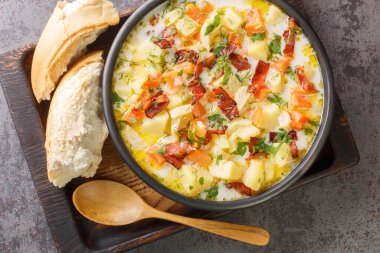 Baharatlı patates çorbası ve masada yakın plan domuz pastırması. Yukarıdan yatay üst görünüm