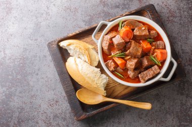 Daube de Boeuf Provencale yavaş pişirilmiş Rich Beef Stew masadaki tahta tepside. Yukarıdan yatay üst görünüm
