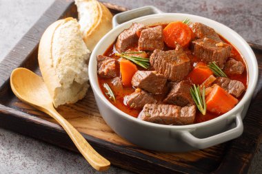 Daube de Boeuf Provencale yavaş pişirilmiş Rich Beef Stew masadaki tahta tepside. Yatay