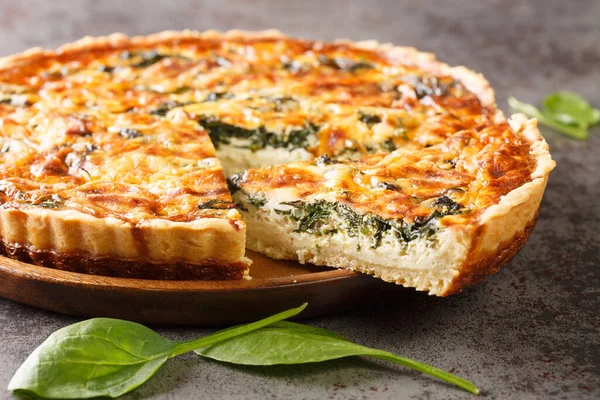 Masanın üzerinde ıspanaklı ve kremalı yumurtalı kiş. yatay