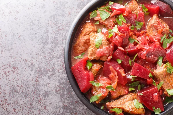 Slowly Stewed Beef Beets Onions Spicy Sauce Close Bowl Table — Foto de Stock