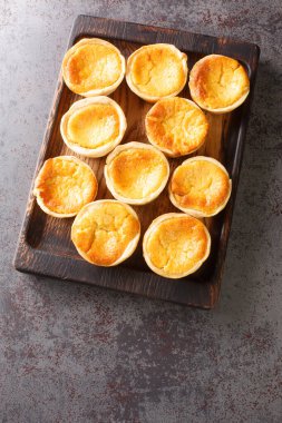 Queijadas de Sintra, masadaki en geleneksel ve imzalı Portekiz hamur işlerinden biridir. Yukarıdan dikey üst görünüm