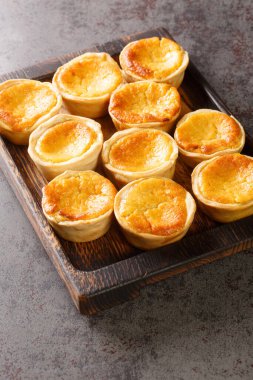 Queijadas de Sintra, masadaki en geleneksel ve imzalı Portekiz hamur işlerinden biridir. Dikey