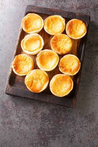 Queijadas de Sintra, masadaki en geleneksel ve imzalı Portekiz hamur işlerinden biridir. Yukarıdan dikey üst görünüm