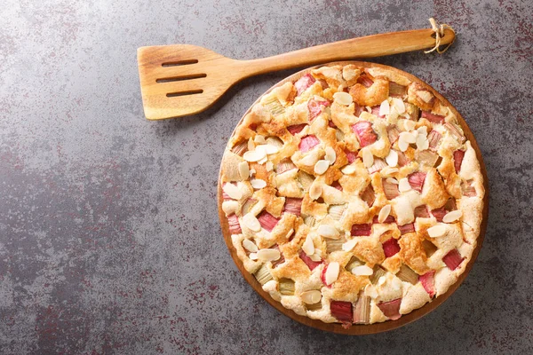 Süß Saurer Köstlicher Rhabarberkuchen Mit Mandeln Großaufnahme Einem Gericht Auf — Stockfoto