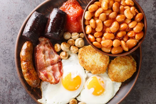 Englisches Frühstück Mit Spiegeleiern Würstchen Speck Blutwurst Bohnen Tomaten Großaufnahme — Stockfoto