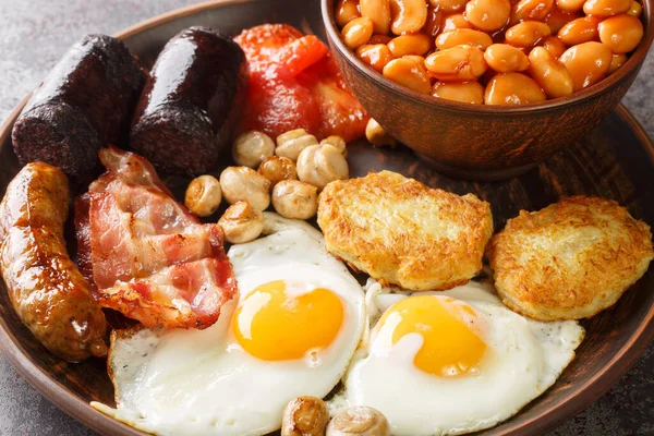 Desayuno Irlandés Caliente Tradicional Primer Plano Plato Sobre Mesa Horizonta —  Fotos de Stock