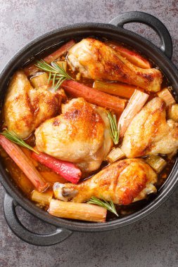 Kızartma tavasında raventli fırında tavuk ve yakın plan beyaz şarap. Yukarıdan dikey üst görünüm