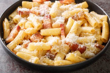 Guanciale ve pecorino ile lezzetli İtalyan makarnası makarnası. Masadaki tabakta tipik İtalyan ve Roma yemekleri var. Yatay