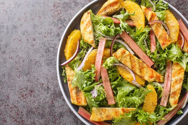 Kızarmış Tavuk Ravent Marul Soğan Portakaldan Oluşan Yaz Salatası Masanın — Stok fotoğraf