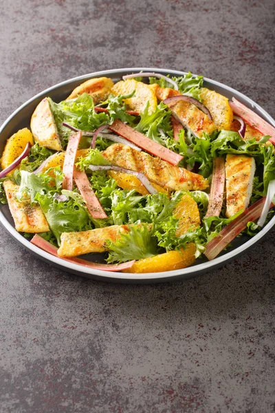 Rhubarb Tavuklu Salata Portakal Soğan Marul Masanın Üzerindeki Tahta Tahtaya — Stok fotoğraf