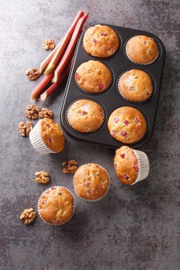 Masadaki fırında raventli ve cevizli lezzetli yaz çörekleri. Yukarıdan dikey üst görünüm