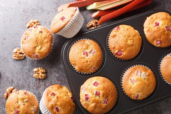 Zelfgemaakte Zoete Muffins Met Rabarber Walnoten Close Een Ovenschaal Tafel — Stockfoto