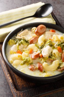 Tavuk Sopa ya da Tavuk Makarna Çorbası Filipin usulü yakın plan bir tabakta. Dikey