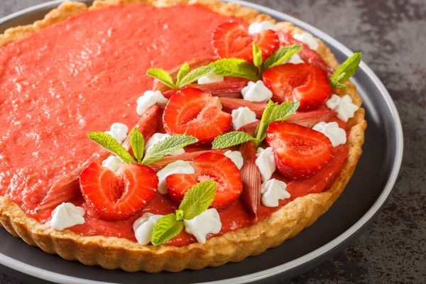 Zomerdessert Taart Met Aardbeien Rabarber Munt Slagroom Close Een Bord — Stockfoto