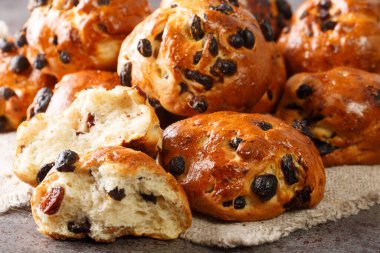 Geleneksel Avrupa hamur işi üzümlü taze çörekler masanın üzerinde. yatay