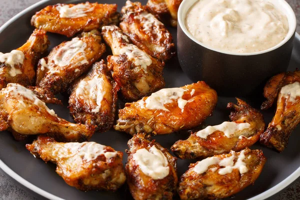 Sabrosas Alitas Pollo Con Salsa Alabama White Barbecue Primer Plano — Foto de Stock