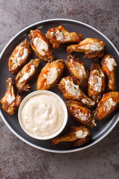 Amerikanska Alabama White Sauce Chicken Wings Närbild Plattan Bordet Vertikal — Stockfoto