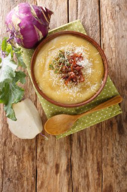 Pastırma ve parmesan peynirli kremalı Kohlrabi Çorbası masanın üstünde. Yukarıdan dikey üst görünüm
