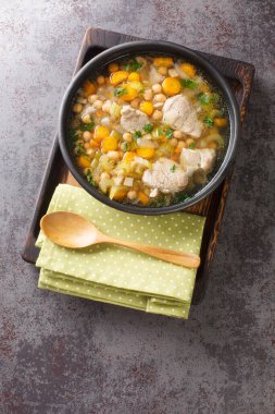 Minestra dei morti ya da Ölülerin Çorbası, ahşap tabakta yakın plan domuz eti ve nohut çorbasıyla yapılan doyurucu, basit bir çorbadır. Yukarıdan dikey üst görünüm