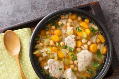 İtalyan Mutfağı Minestra Dei Morti Ölülerin Çorbası. Tahta tabakta yakın plan. Yukarıdan yatay üst görünüm