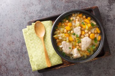 İtalyan domuz eti ve sebzeli nohut çorbası masanın üzerindeki kaseye yakın. Yukarıdan yatay üst görünüm