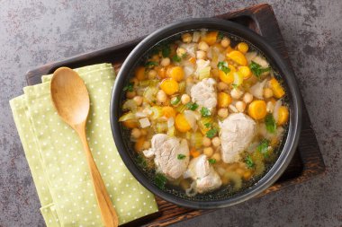 Ölü Çorbanın İtalyan Günü Minestra dei morti. Tahta tabakta yakın plan. Yukarıdan yatay üst görünüm