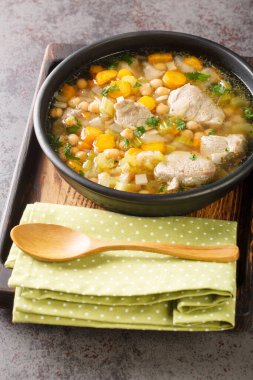 Minestra dei morti ya da Ölülerin Çorbası, ahşap tabakta yakın plan domuz eti ve nohut çorbasıyla yapılan doyurucu, basit bir çorbadır. Dikey