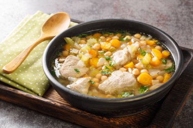 Ölü Çorbanın İtalyan Günü Minestra dei morti. Tahta tabakta yakın plan. Yatay