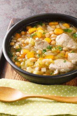 İtalyan Minestra dei morti ya da ölüler çorbası geleneksel olarak Ölüler Günü için yenir.