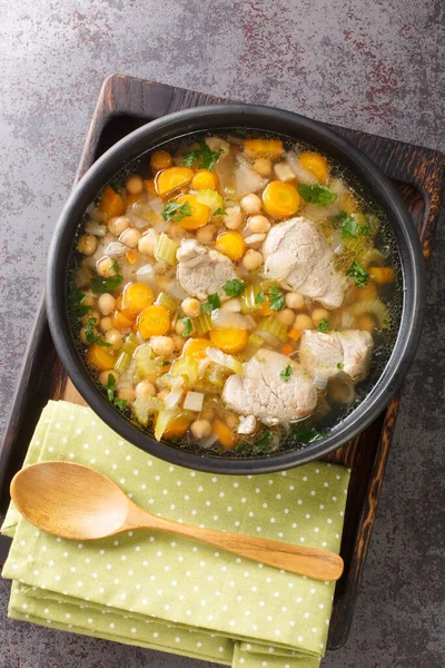 İtalyan Minestra dei morti ya da ölüler çorbası geleneksel olarak Ölüler Günü 'nde yenir. yukarıdan dikey üst görünüm