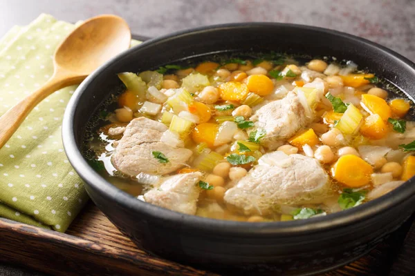 İtalyan Mutfağı Minestra Dei Morti Ölülerin Çorbası. Tahta tabakta yakın plan. Yatay