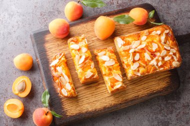 Masanın üzerindeki tahta tahtaya yakın plan bademli taze kayısı turtası. Yukarıdan yatay üst görünüm