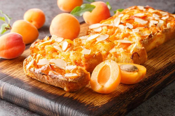 Marillenkuchen Mit Mandelblättern Großaufnahme Auf Einem Holzbrett Auf Dem Tisch — Stockfoto